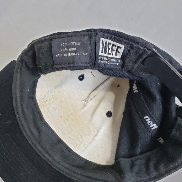 NEFF Snapback 80% Acrylic, 20% Wool. Neff Incorporated. Made in Bangladesh. - Picture 4 of 4